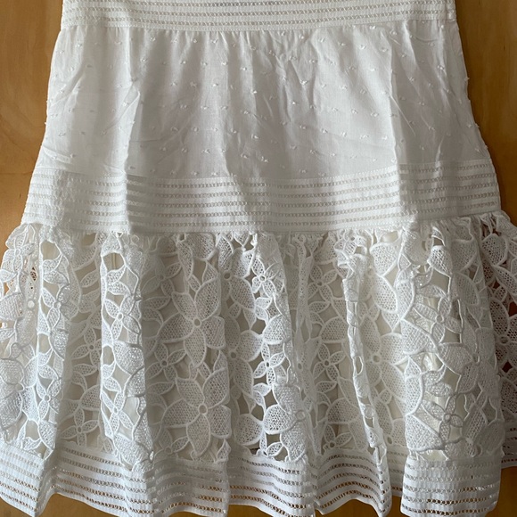 New Gorgeous Detailed White Lace Mini Skirt - Picture 4 of 7